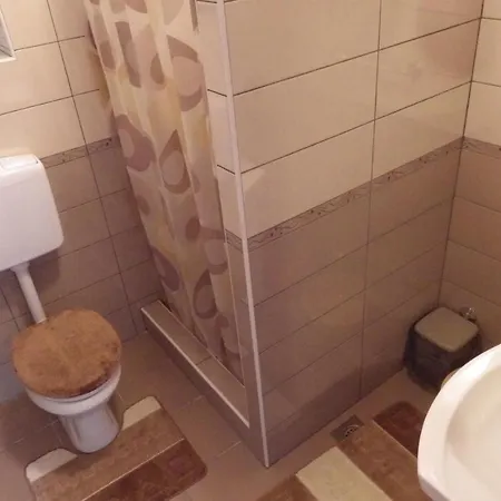 Nice In With Wifi And 1 Bedrooms Maranovići